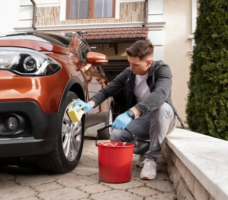 Lavage auto à domicile Les Métairies : professionnel intervenant sur un véhicule